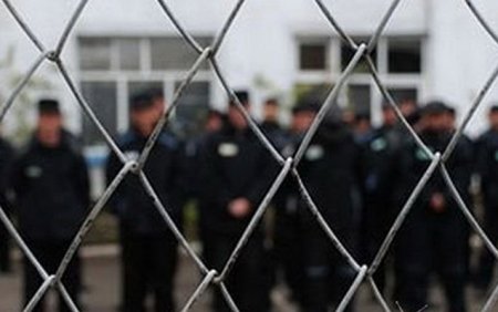 Məhbəs həyatı yaşayan məcburi köçkün Ramiz Mehdiyevə və "Qaçqınkom" rəhbərinə müraciət etdi Məhbəs həyatı yaşayan məcburi köçkün Ramiz Mehdiyevə və "Qaçqınkom" rəhbərinə müraciət etdi